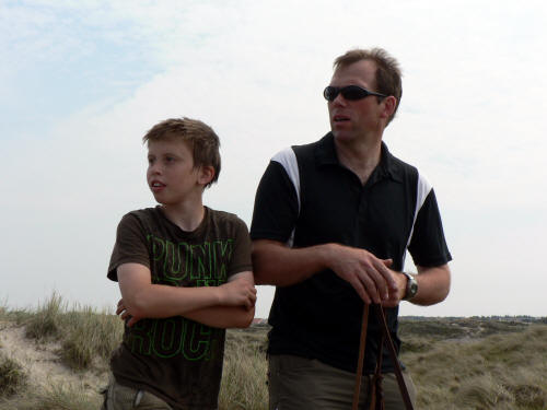 Far och son på sanddynorna