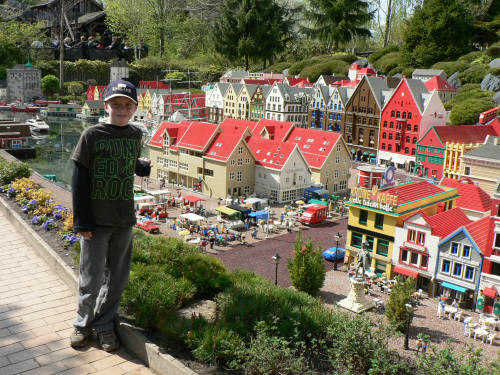 Viktor framför lego byn
