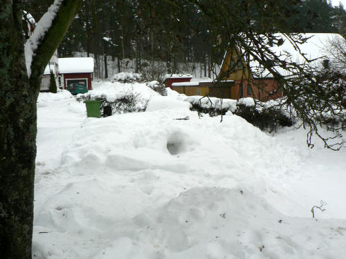 v 8 2010. Viktors början till snögrotta hemma. 