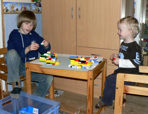 Viktor och Neo 2 år bygger Lego